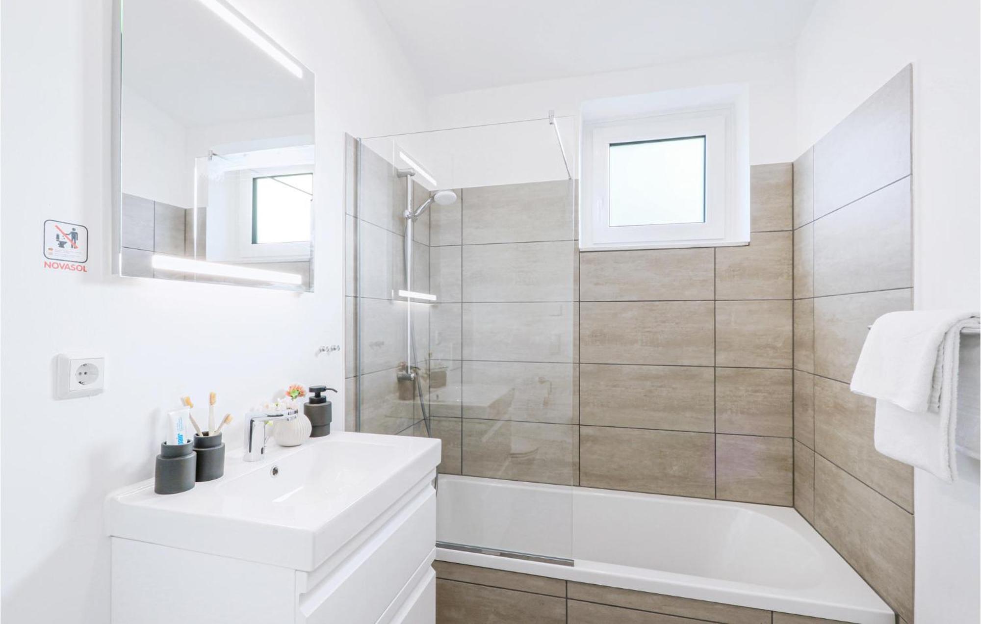 3 Bedroom Awesome Home In Lembruch-Duemmer See エクステリア 写真